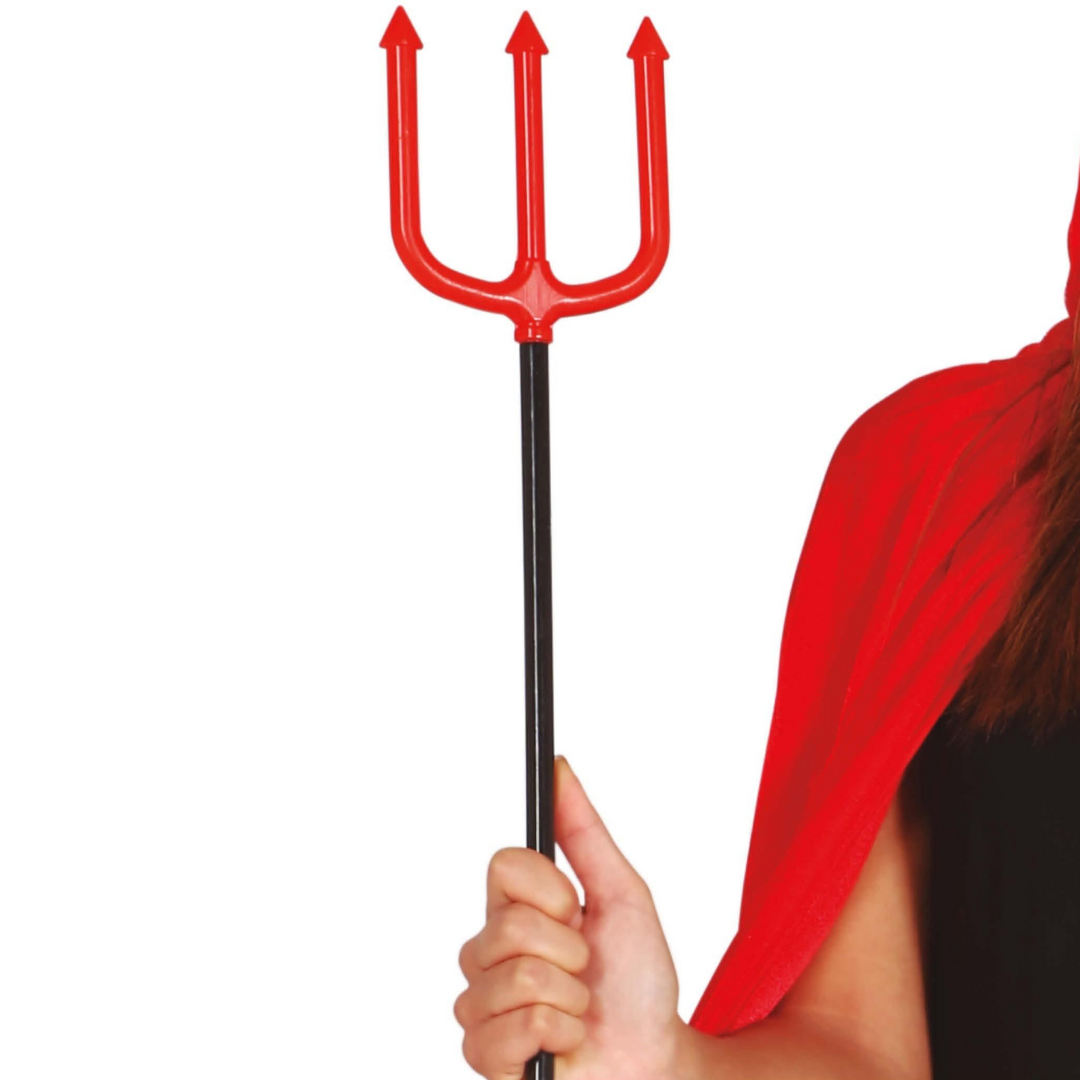 Pessoa segurando tridente vermelho com cabo preto e vestindo capa vermelha