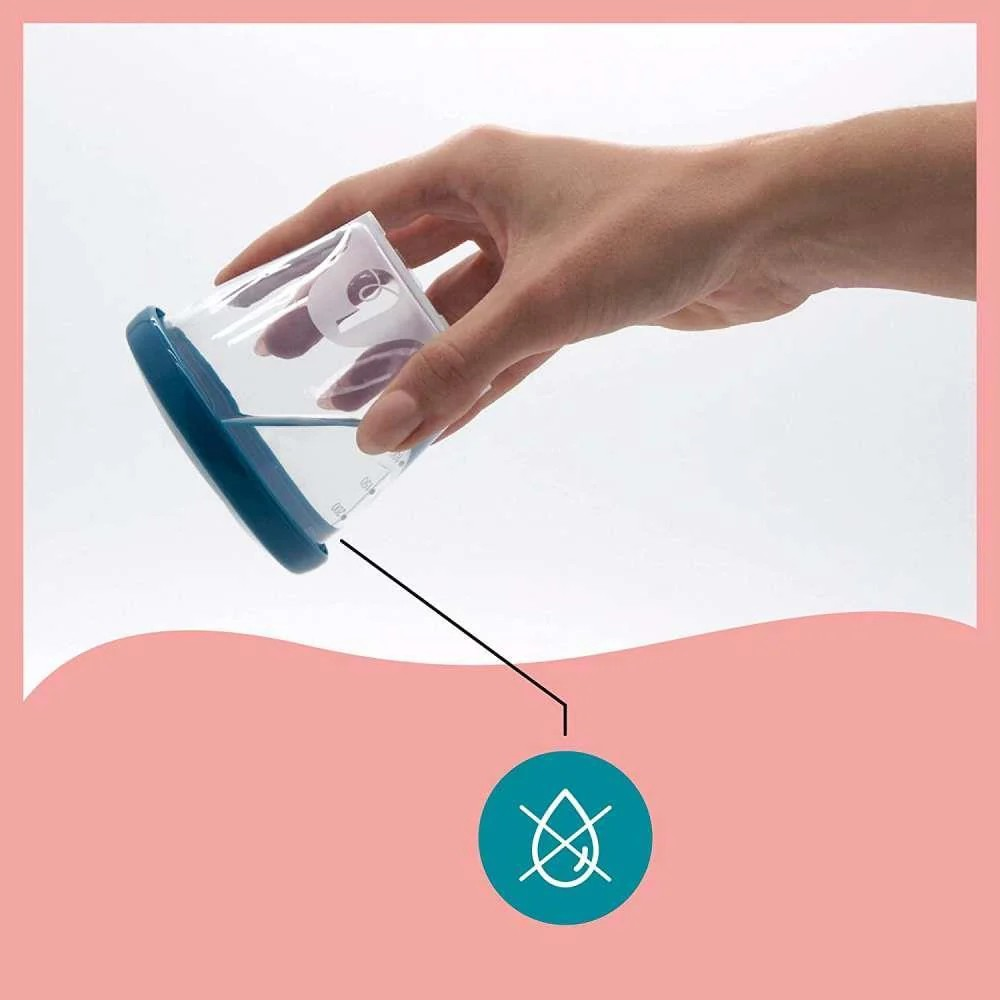 Mão segurando copo transparente com base azul e ícone de água