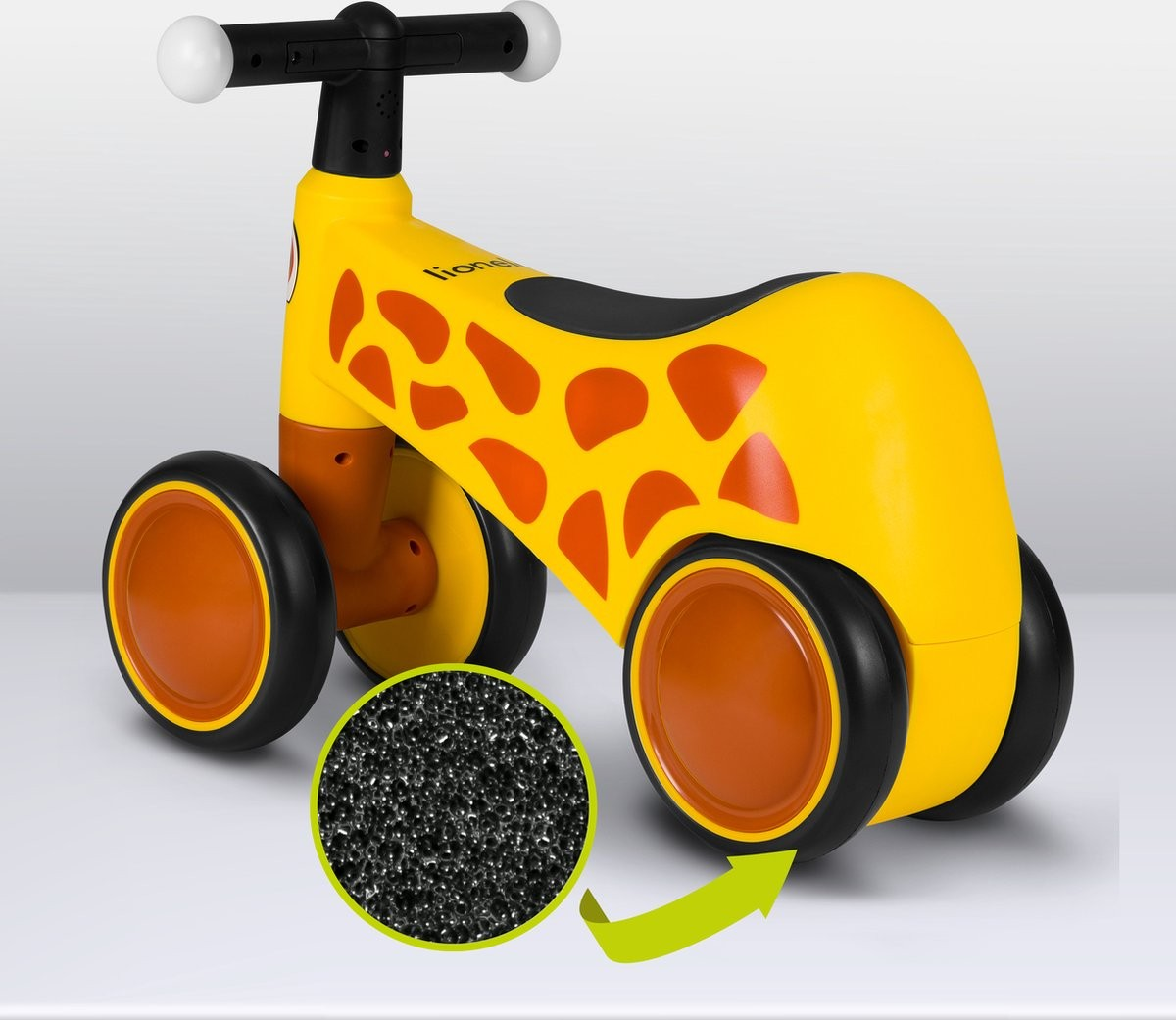 Veículo infantil amarelo com padrão de girafa e rodas laranja e pretas
