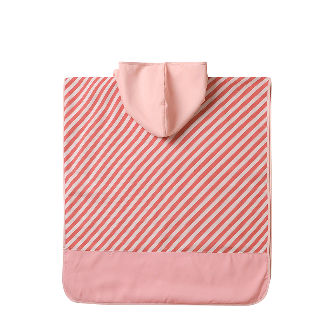 Poncho de criança rosa com riscas diagonais e capuz