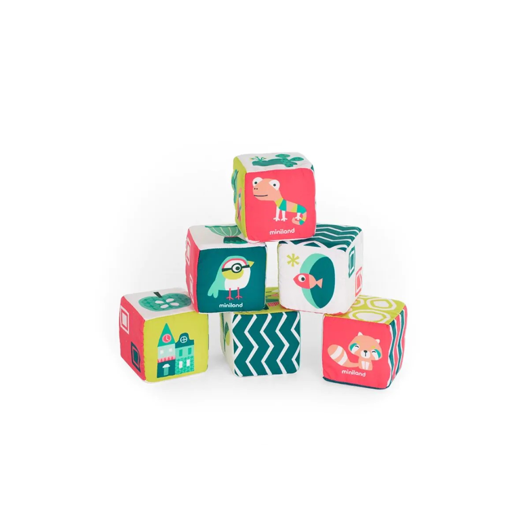 Seis cubos de tecido coloridos com diferentes desenhos divertidos empilhados