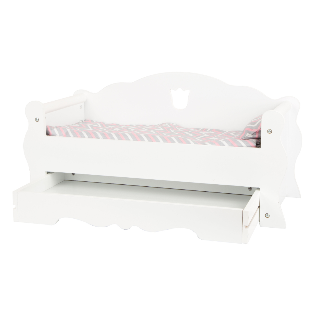 Cama de bonecas branca com colchão e almofada coloridos e gaveta em madeira.