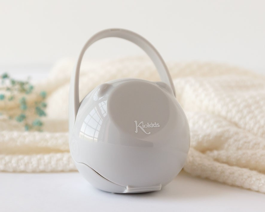 Caixa branca redonda com orelhas de urso e alça, com logo 'Kibibids'