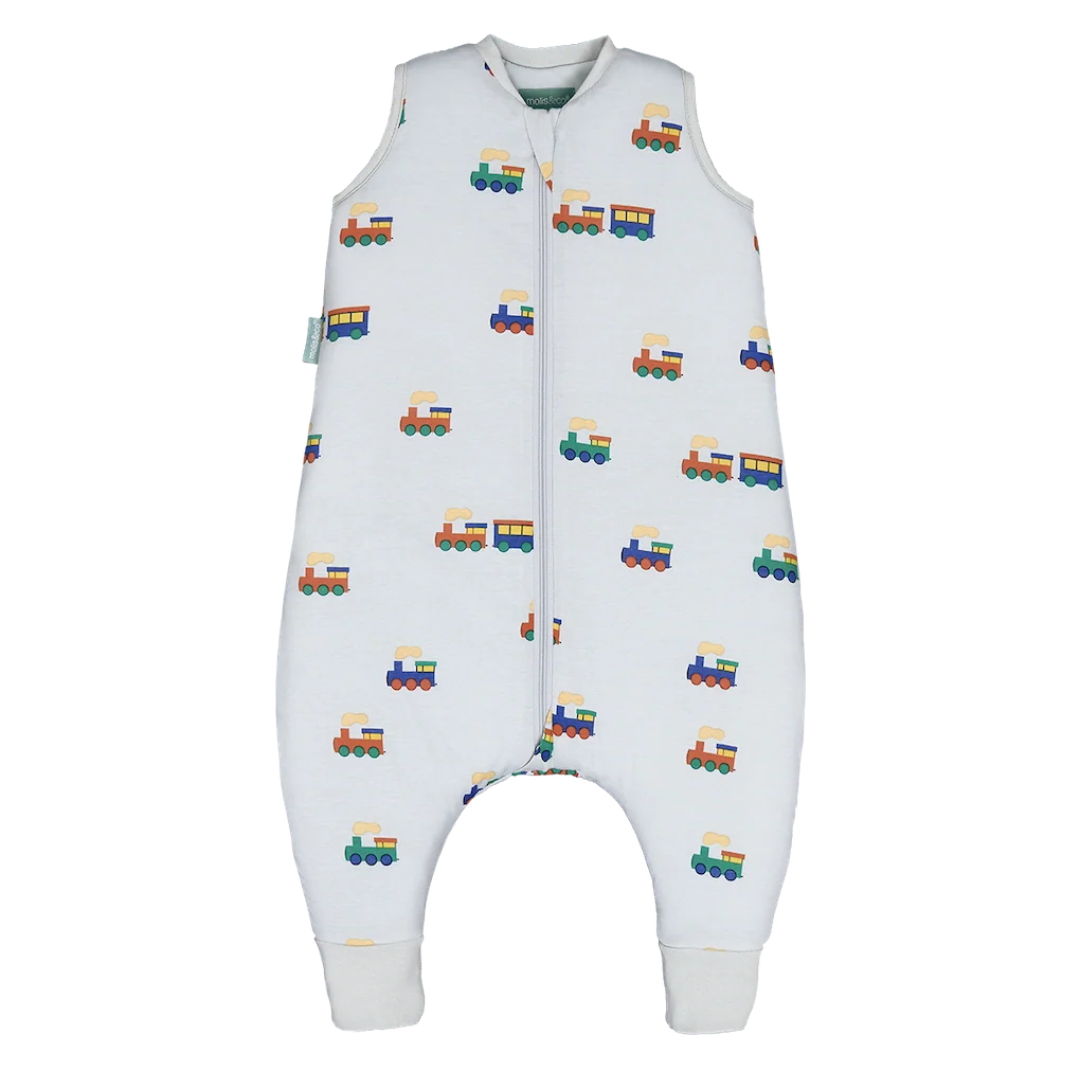 Pijama de bebé branco com padrão de comboios coloridos e fecho zip