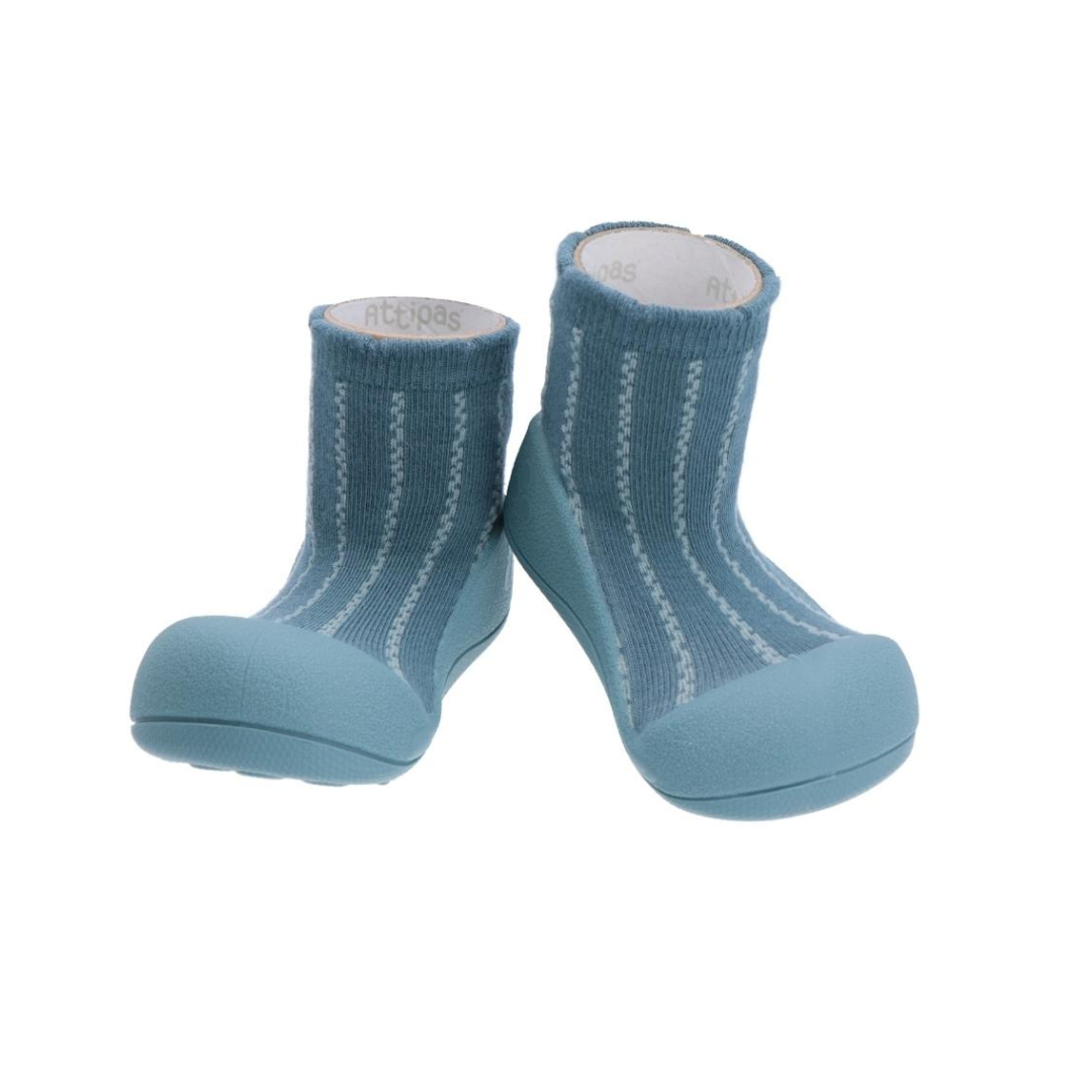 Par de sapatilhas para bebé azul com sola de borracha e malha riscada.