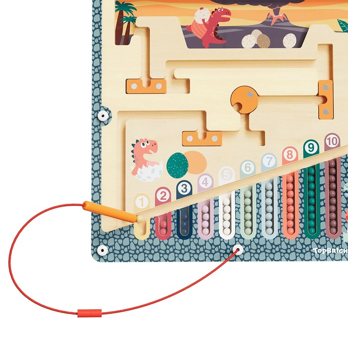 Jogo de madeira com labirinto e contas coloridas, decorado com dinossauros.