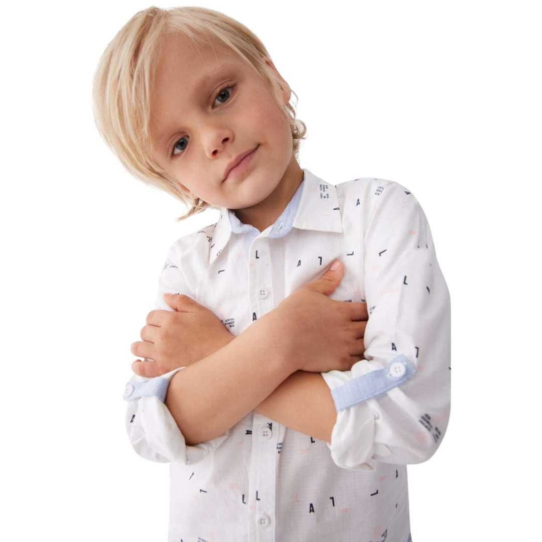 Camisa branca de criança com padrão de letras pequenas e detalhes azuis nas mangas dobradas