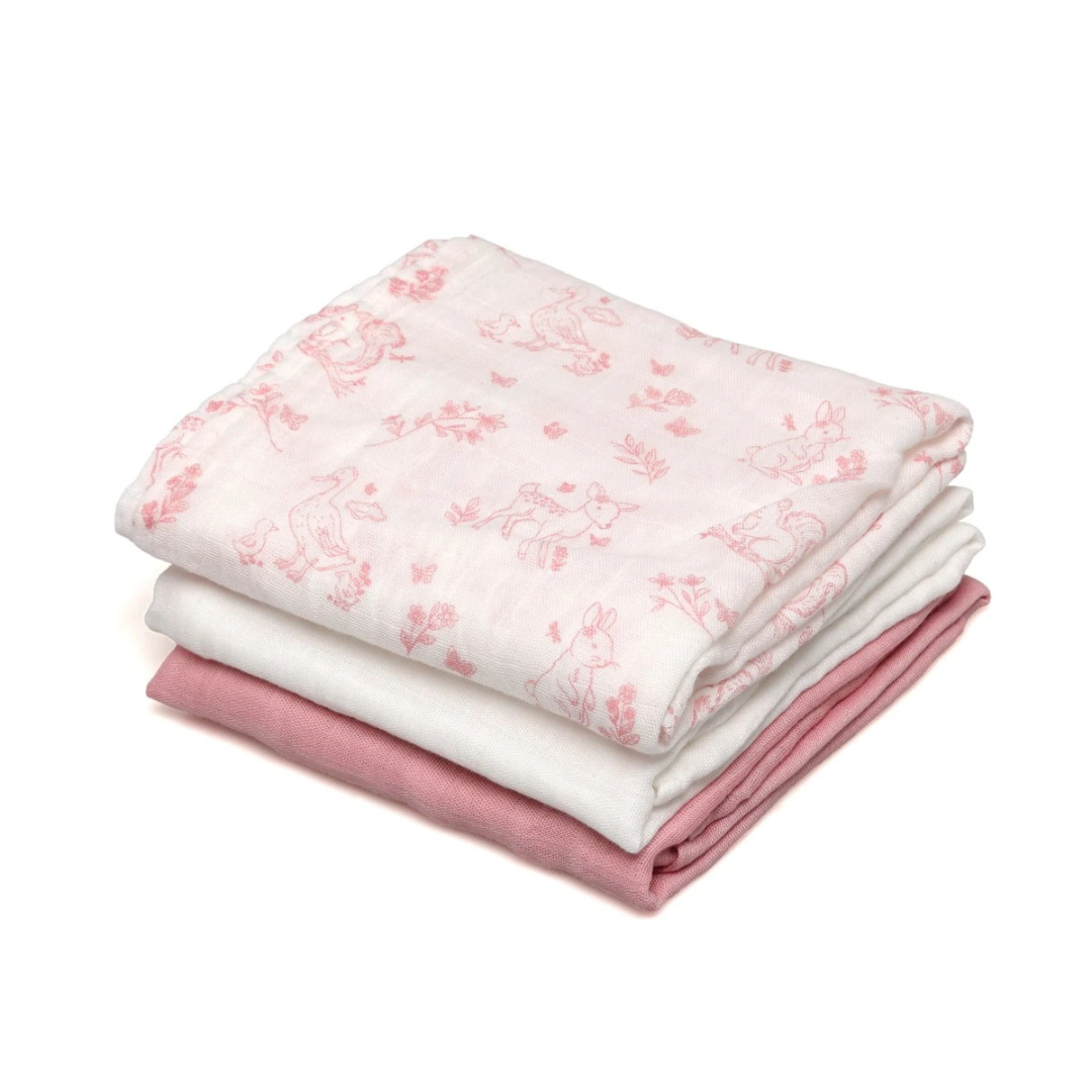 Conjunto de três fraldas de tecido dobradas em rosa e branco, uma com padrão de animais e plantas.