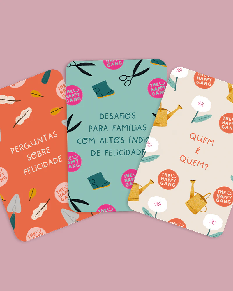 Três cartas ilustradas com textos em português sobre felicidade e família em fundo rosa.