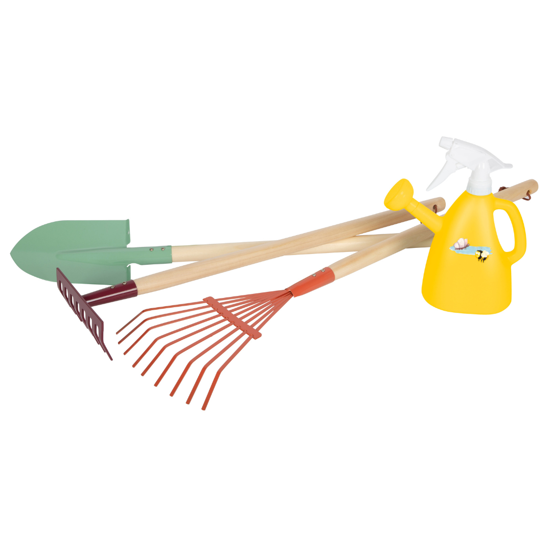 Ferramentas de jardim com cabo de madeira e regador amarelo com bico de pulverizador.