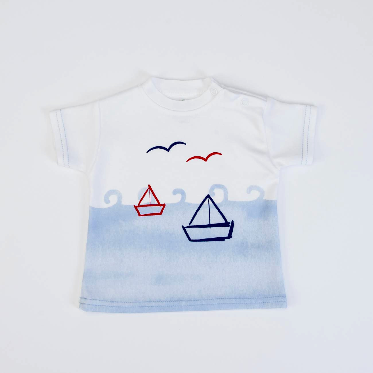 Camiseta branca com estampado de barcos e ondas azuis para criança