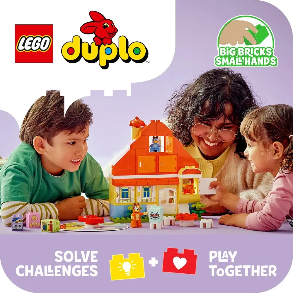 Crianças e adulto a brincar com conjunto LEGO Duplo casa e personagens de animais