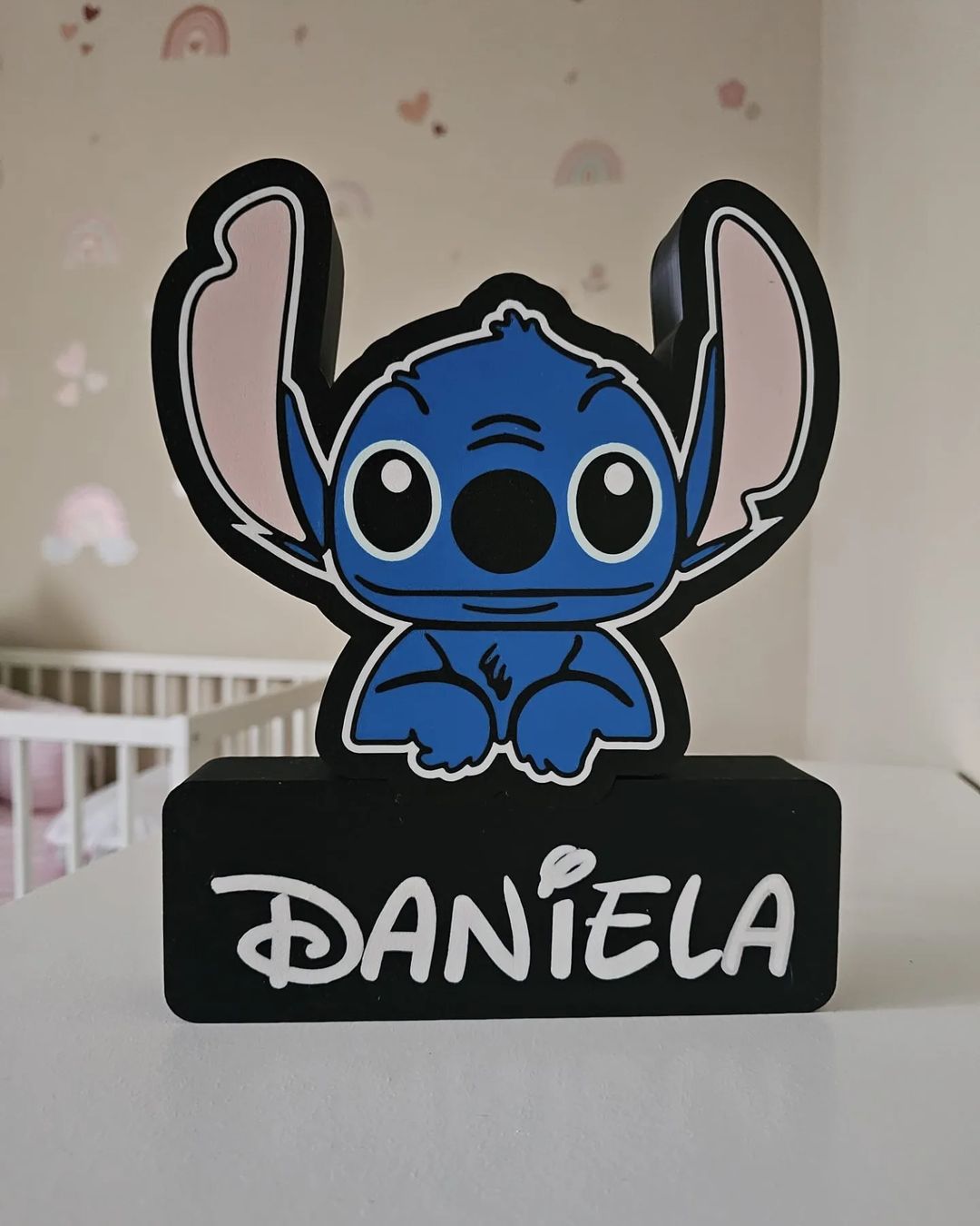 Decoração com personagem Stitch e nome Daniela num quarto de criança