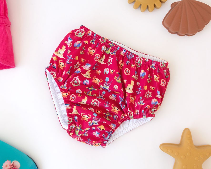 Calções de banho vermelhos com padrões marítimos para criança em fundo branco