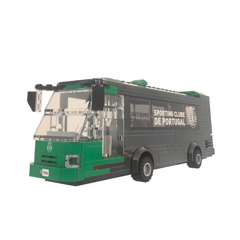 Modelo de autocarro verde e preto em Lego com texto Sporting Clube de Portugal