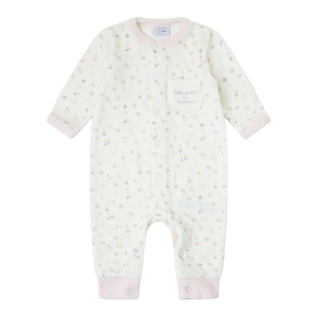 Pijama de bebé creme com padrões florais e rosas, bolso com texto