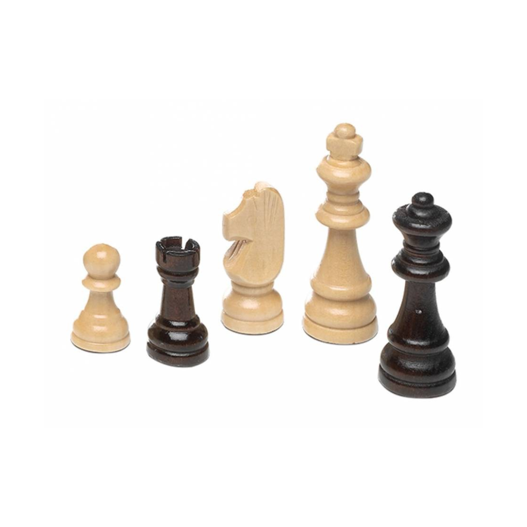 Peças de xadrez em madeira clara e escura sobre fundo branco