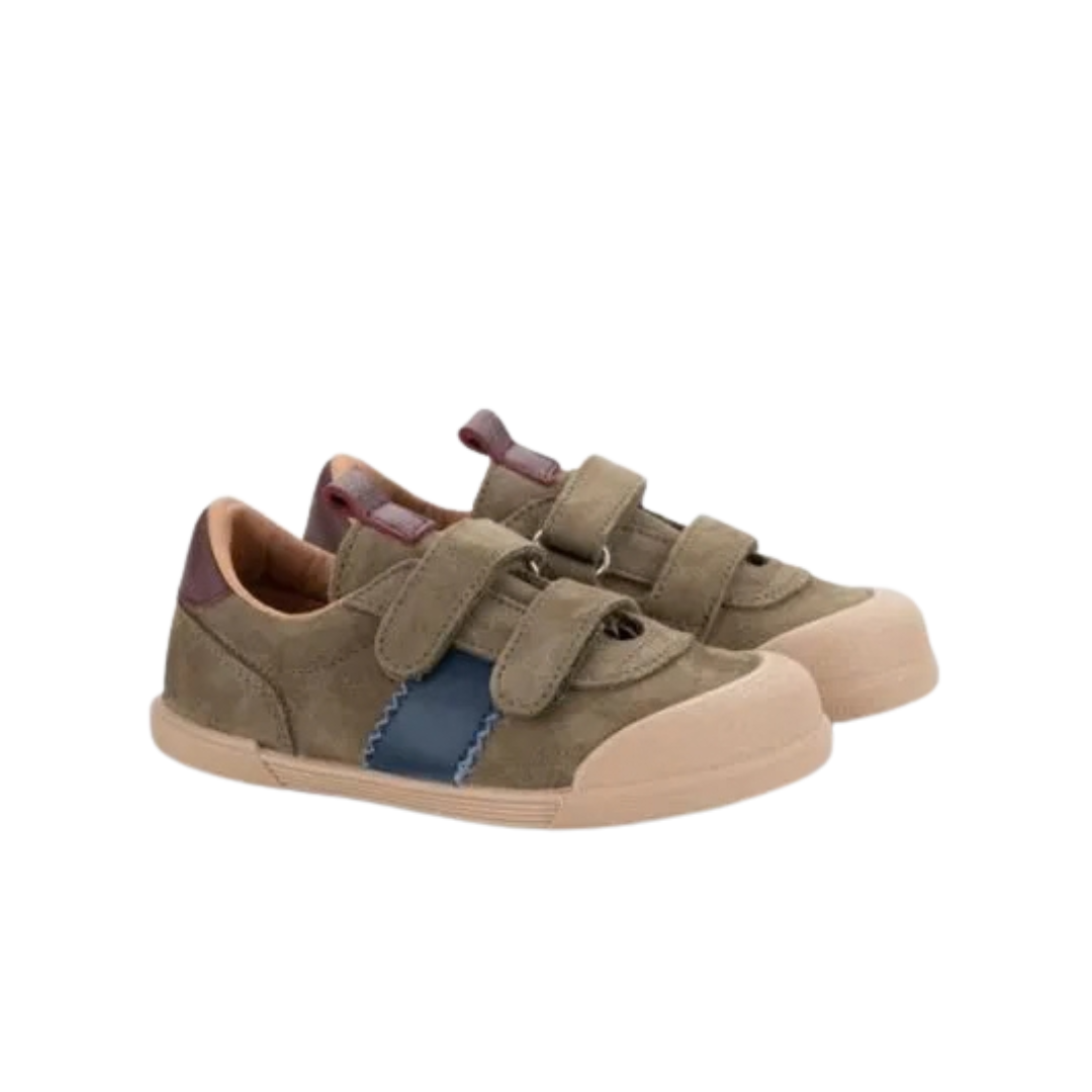 Sapatilhas infantis camurça verde-oliva com tira azul e velcro