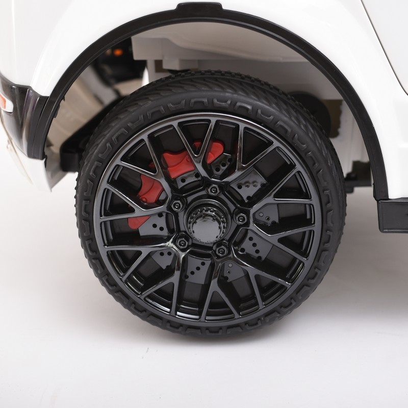 Roda de automóvel preta com detalhes vermelhos