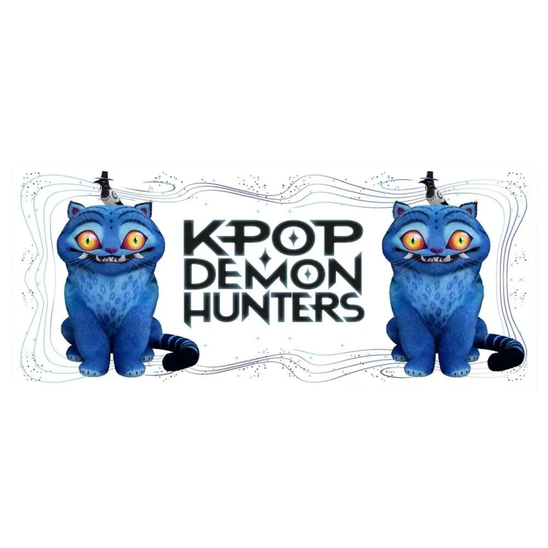 Dois gatos azuis sorridentes com pássaros sobre a cabeça e texto central K-POP DEMON HUNTERS
