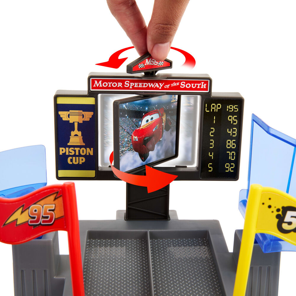 Brinquedo de pista de corrida com ecrã rotativo e bandeiras numeradas.
