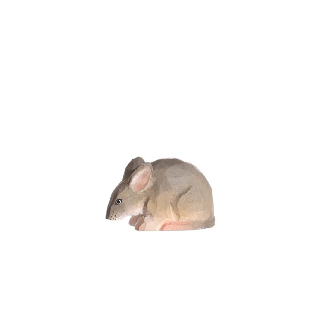 Figurinha de rato cinzento em fundo branco