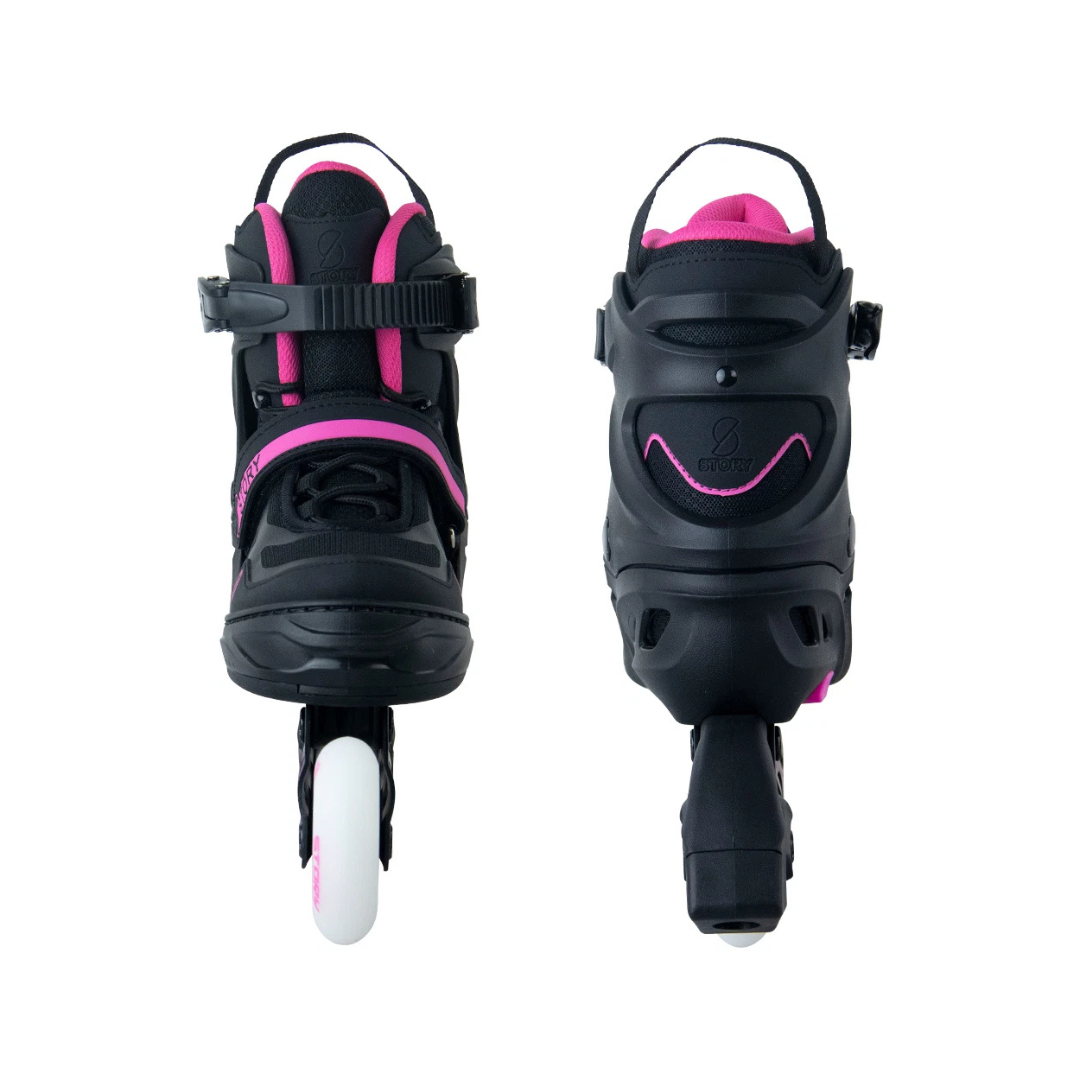Patins em linha pretos com detalhes rosa, rodas brancas e fecho ajustável vistos de frente e traseira.