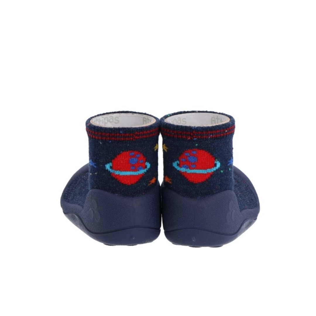 Botins de criança azuis com padrão de espaço e sola azul em fundo branco