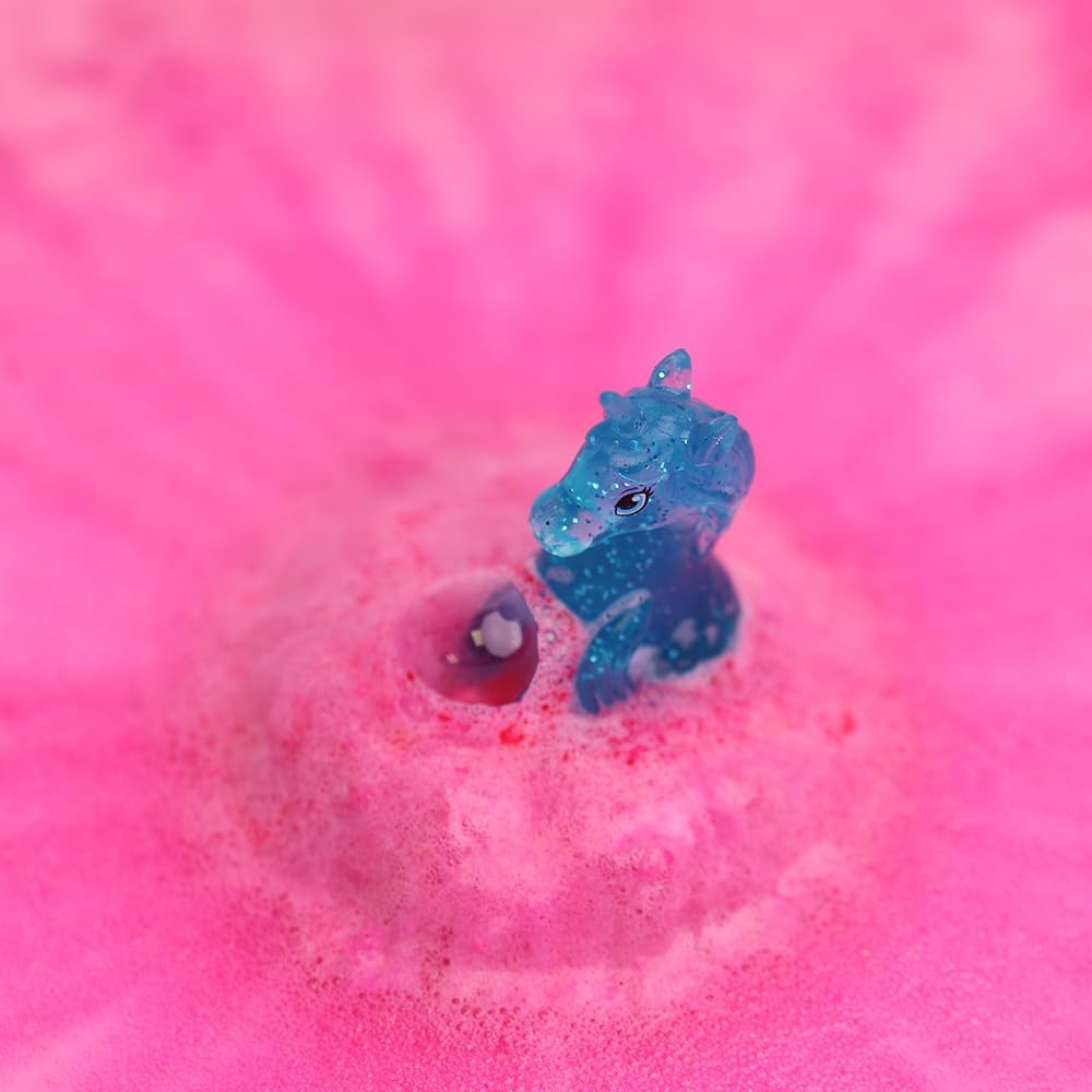 Brinquedo azul de cavalo-marinho na espuma rosa