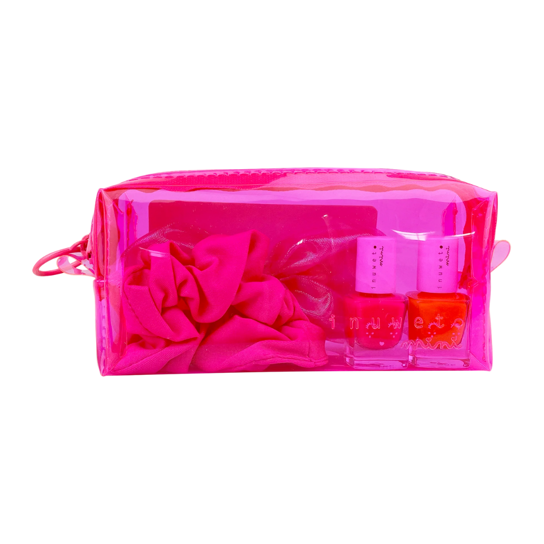 Estojo transparente cor-de-rosa com vernizes vermelhos e laranja e scrunchie cor-de-rosa