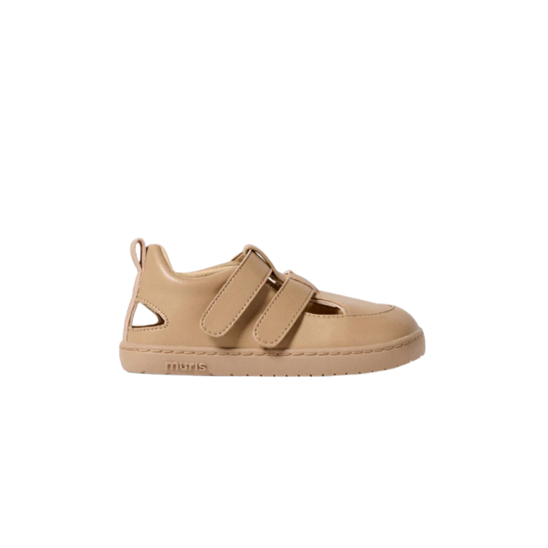 Sapato castanho claro com duas tiras de velcro e recorte no calcanhar