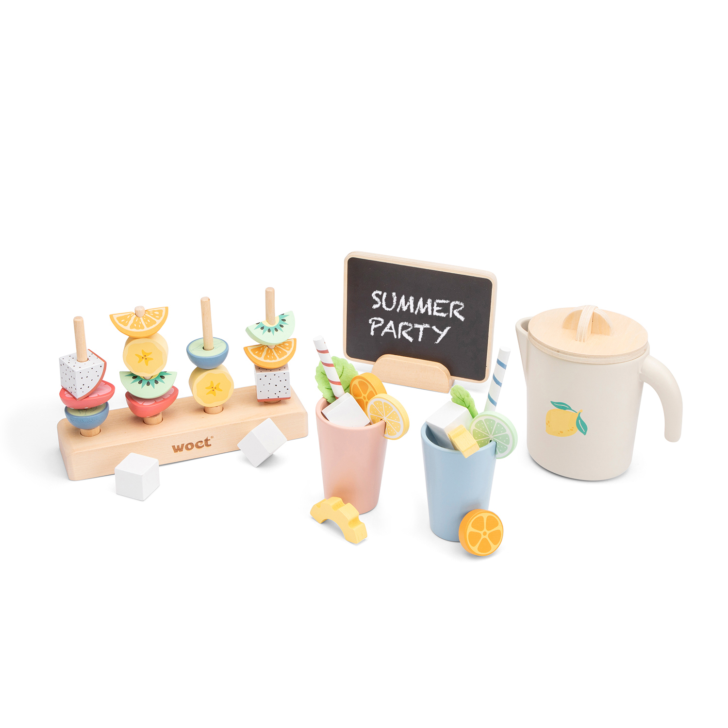 Brinquedo de madeira com espetadas de fruta, copos, jarro e placa com texto SUMMER PARTY