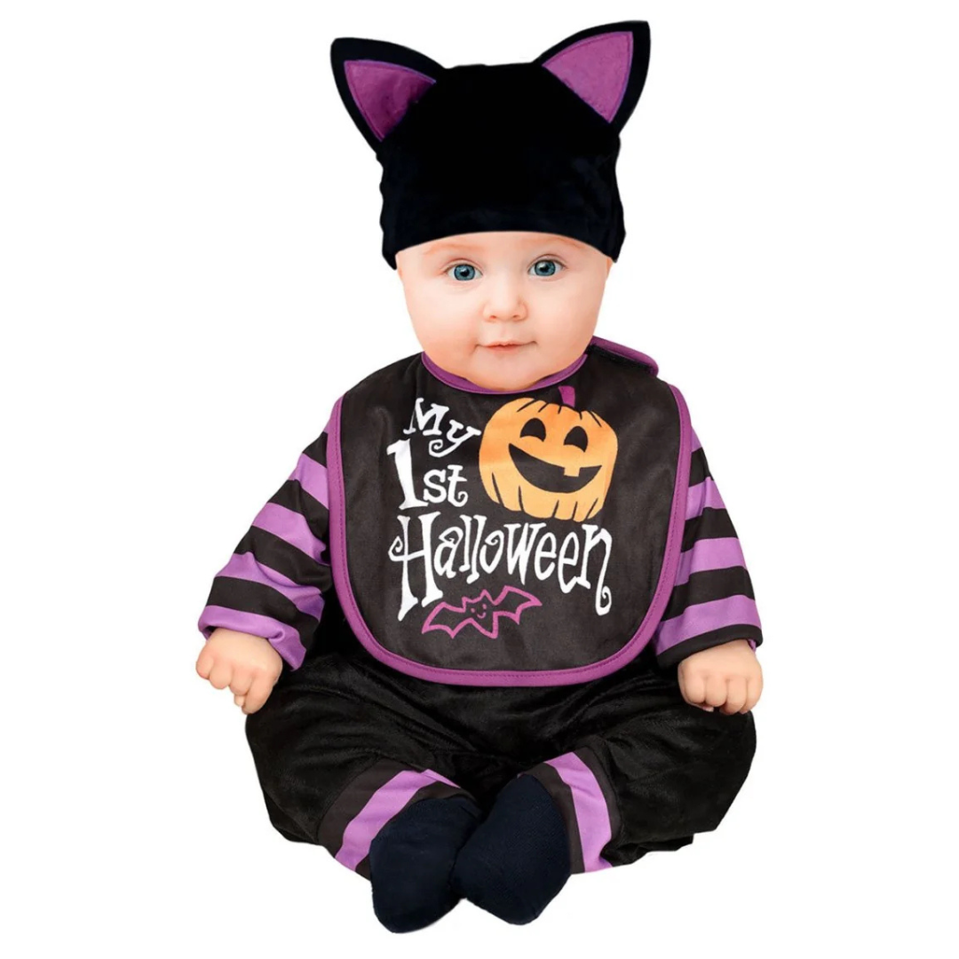 Bebé vestido com fantasia de Halloween com babete My 1st Halloween e gorro com orelhas de gato.