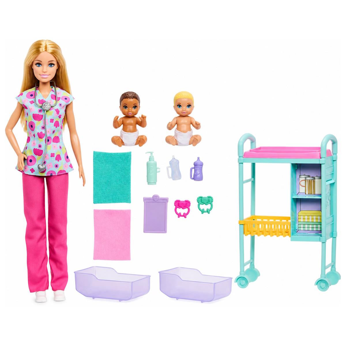 Conjunto de brinquedos com boneca médica e acessórios para bebés incluindo carrinho colorido.