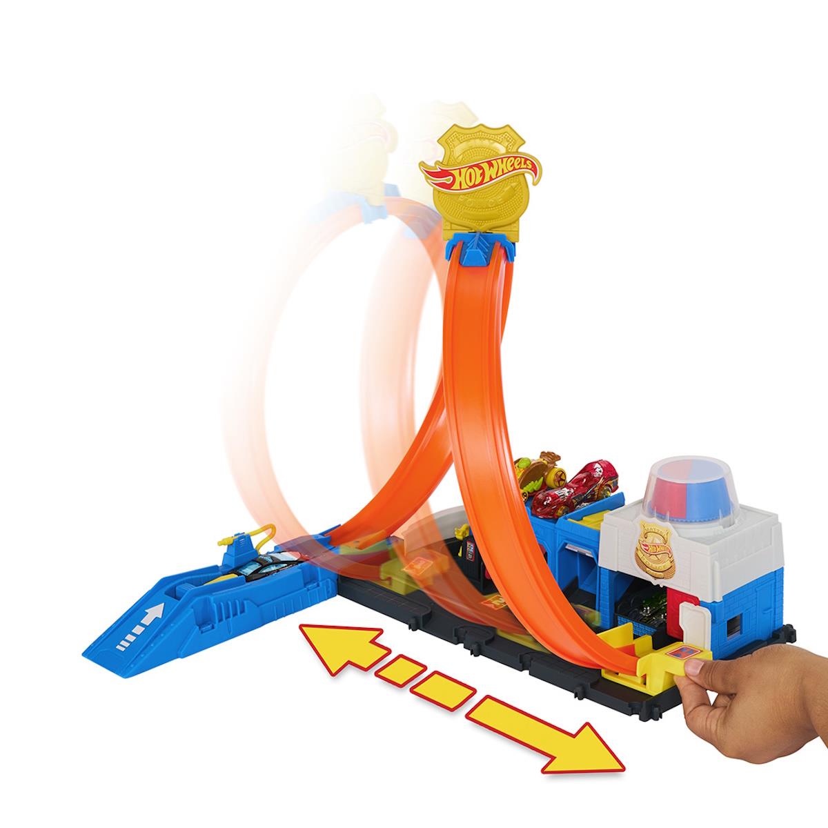 Pista Hot Wheels com rampa laranja e carros em ação