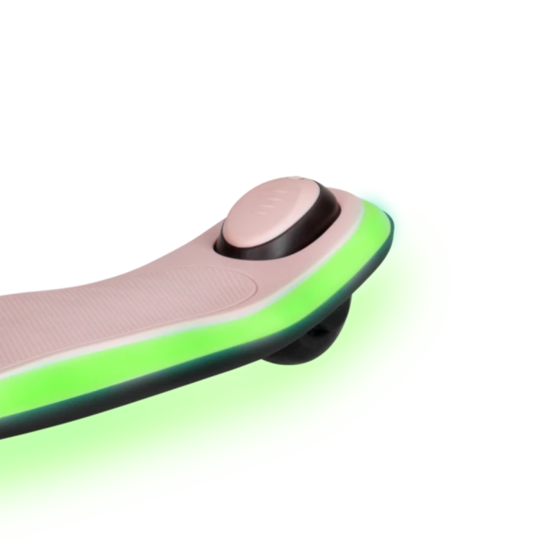 Parte frontal de skate ou patinete bege com borda verde luminosa