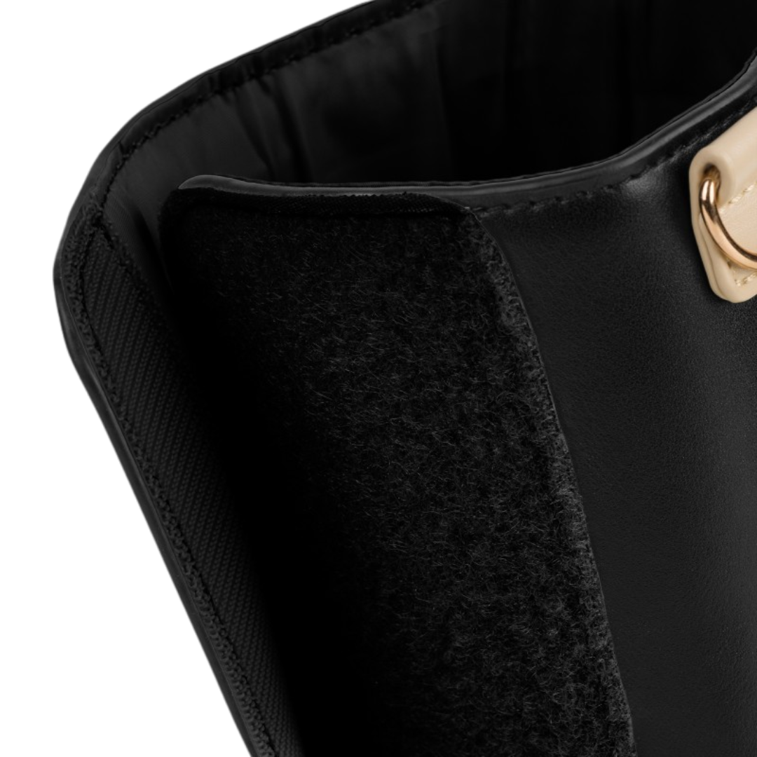 Detalhe de saco preto em material sintético com fecho de velcro e detalhe metálico dourado