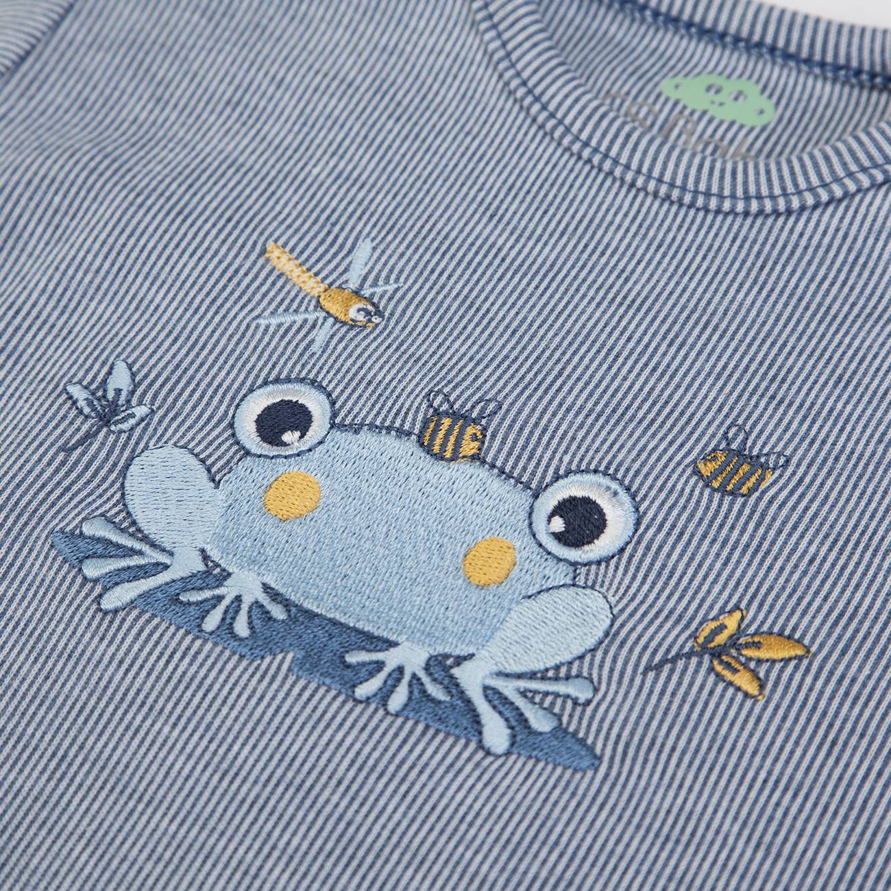 Camisola com bordado de sapo e insetos sobre tecido de riscas azuis e brancas