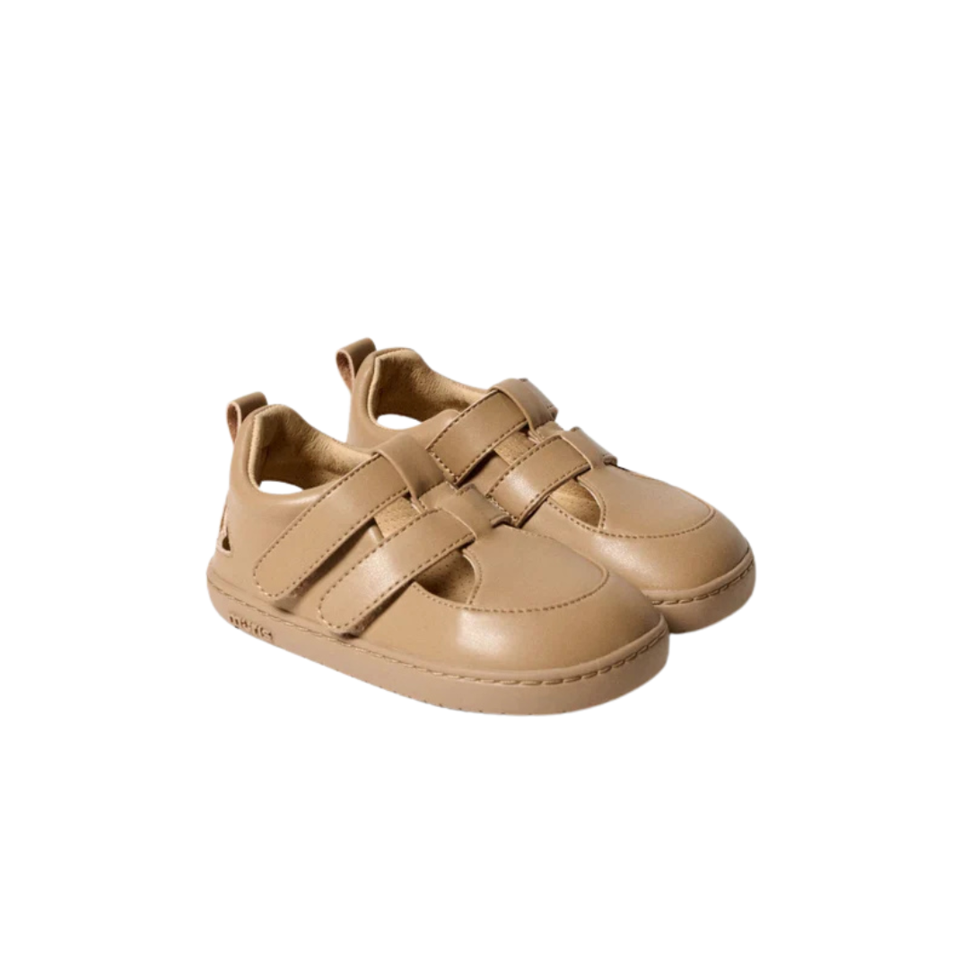 Par de sapatilhas infantis bege com tiras de velcro