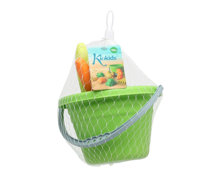 Conjunto de brinquedos para areia infantil com balde verde, regador amarelo, pá laranja e etiqueta Kiokids embalados em rede branca