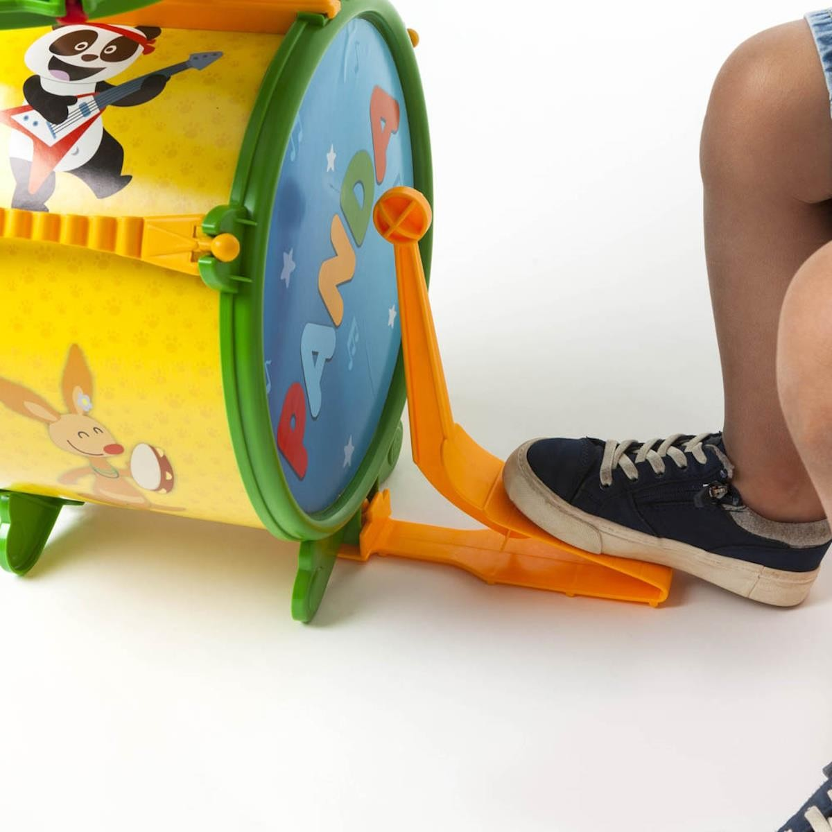 Tambor infantil colorido com pedal laranja e imagens de panda e coelho.