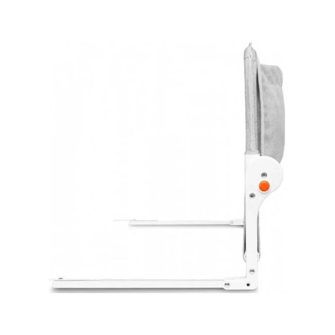 Cadeira dobrável cinza com estrutura branca e botão laranja