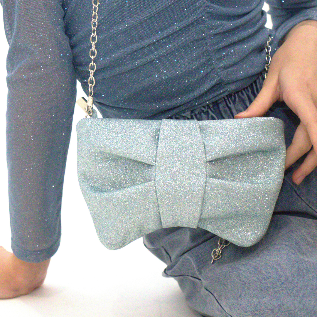 Mala pequena prata com laço e corrente metálica