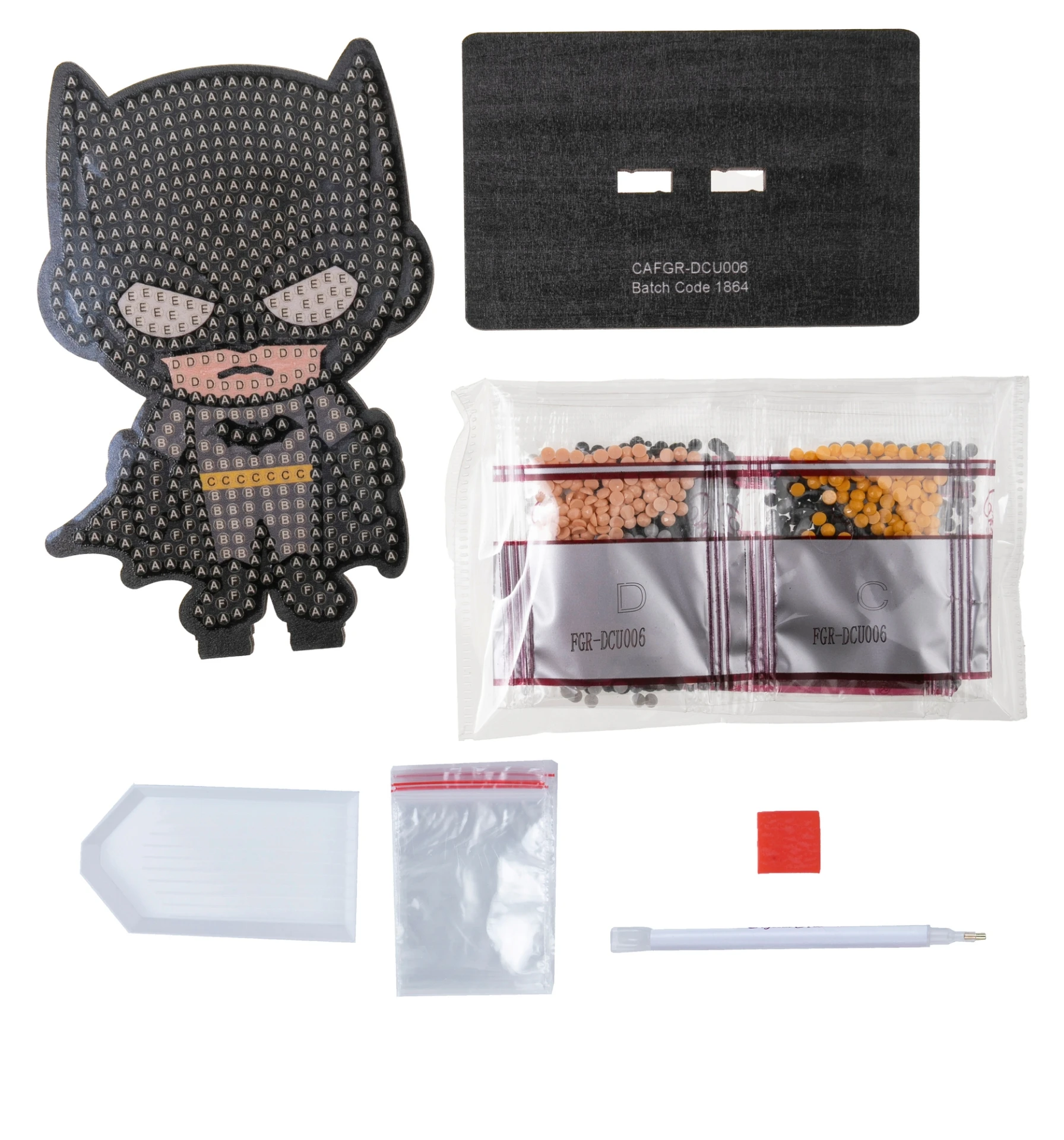 Kit de arte de diamantes, personagem super-herói, materiais e acessórios dispostos