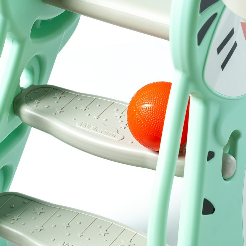 Escada de plástico verde água com degraus cinza e bola de basquete laranja