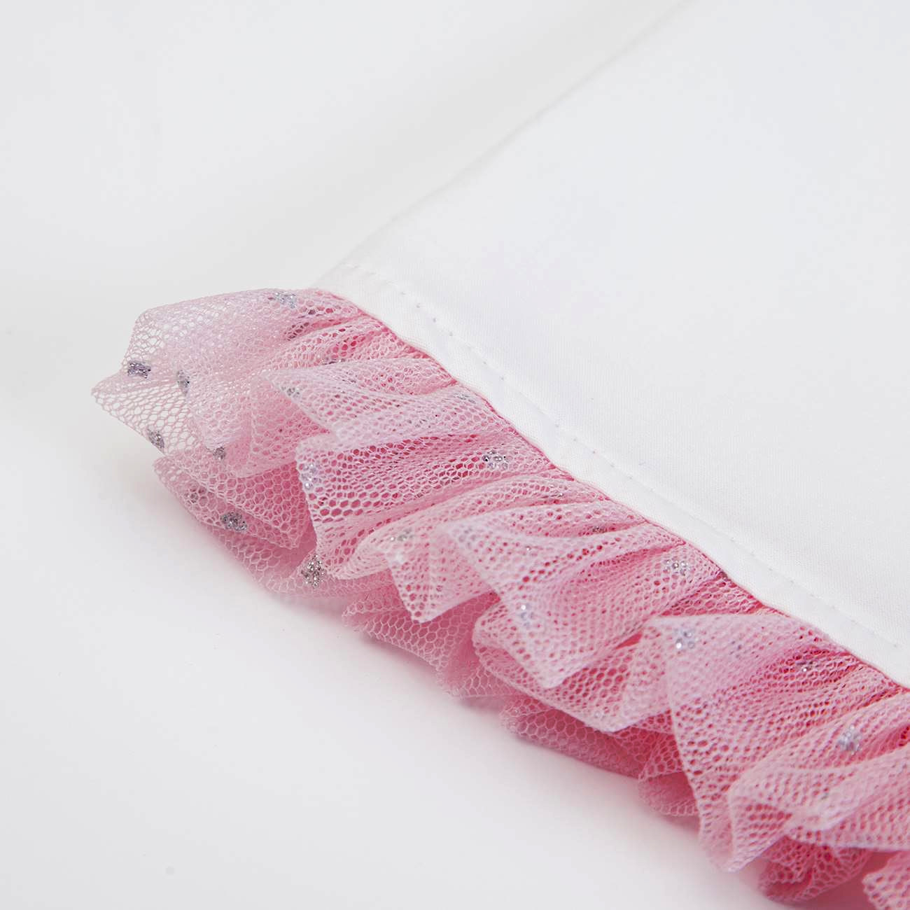 Detalhe de toalha branca com folho em tule rosa com brilhos