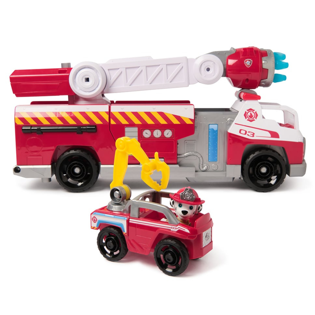 Carrinho de bombeiros brinquedo vermelho com canhão azul e pequeno veículo com boneco cão bombeiro.