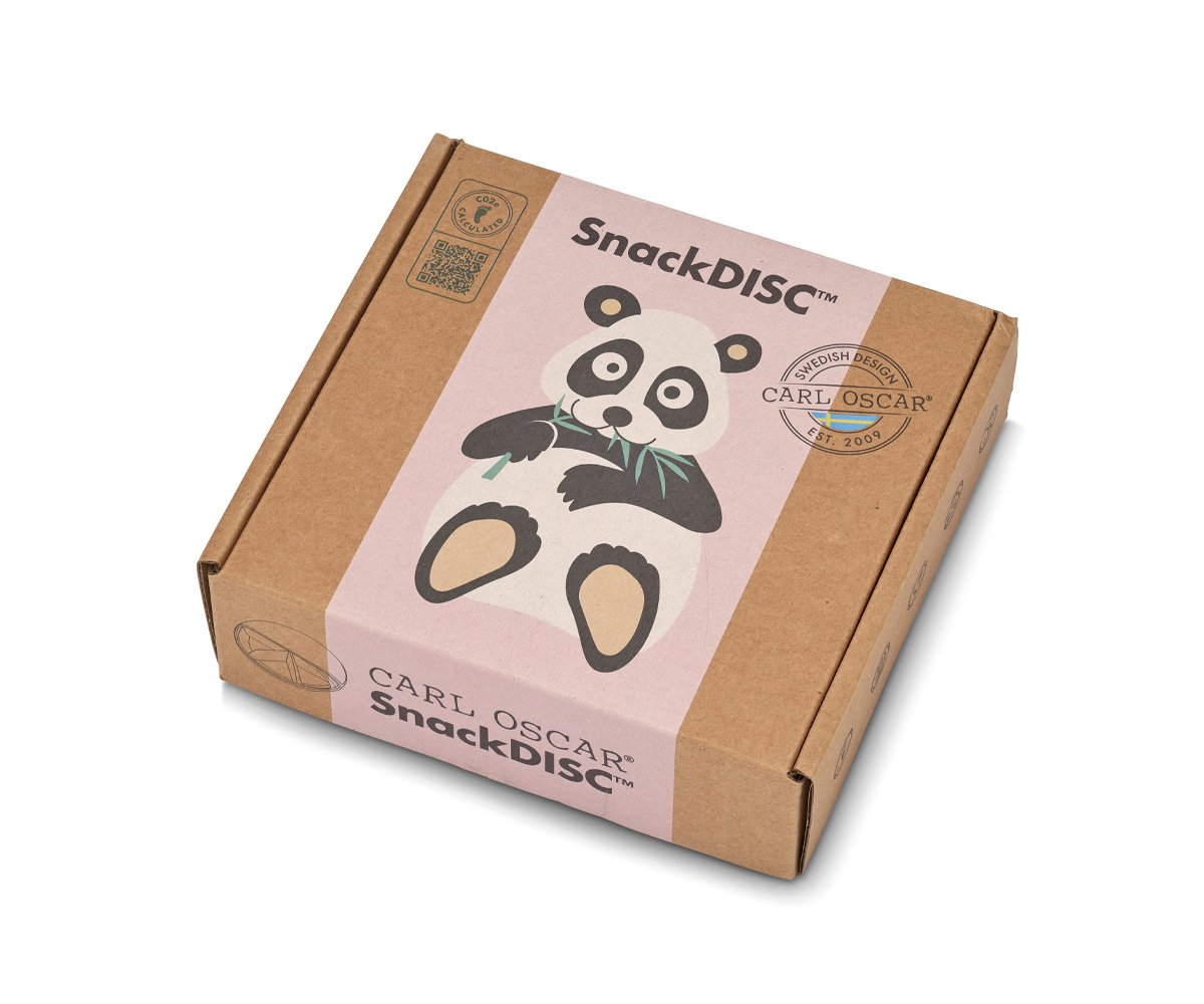 Embalagem de cartão com etiqueta rosa e imagem de panda