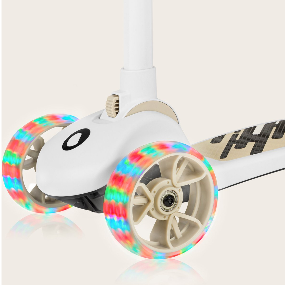 patinete branco com rodas com luzes coloridas e texto HUD na base