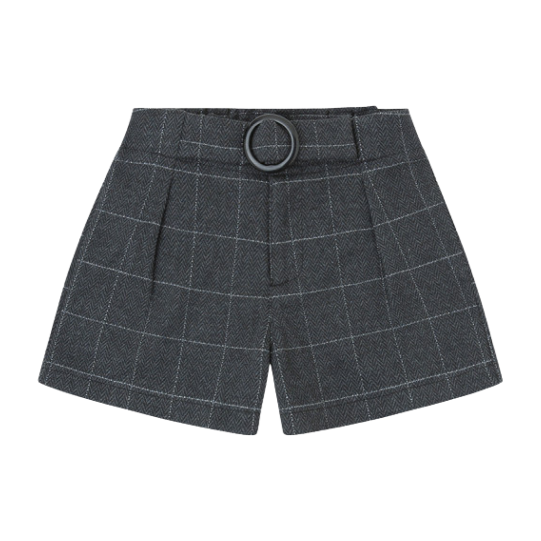 Calções curtos cinzentos com padrão xadrez e cinto circular preto